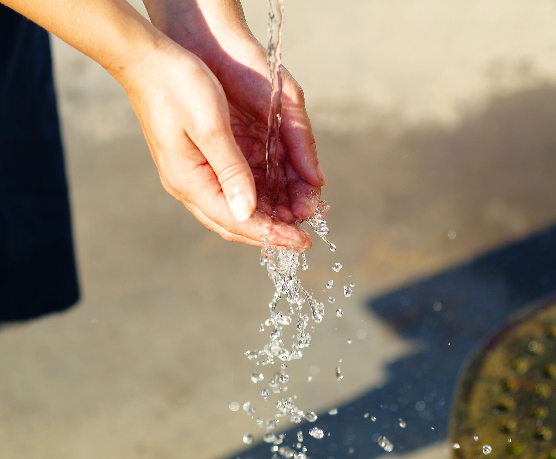 Water_hands