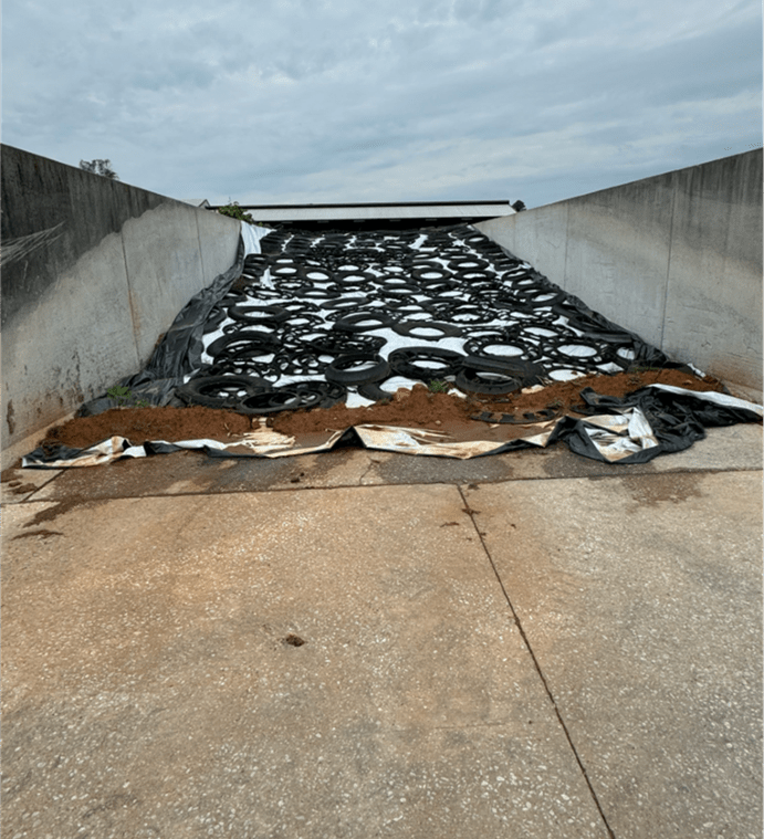 Ensiling corn silage with plastic sheeting and tires