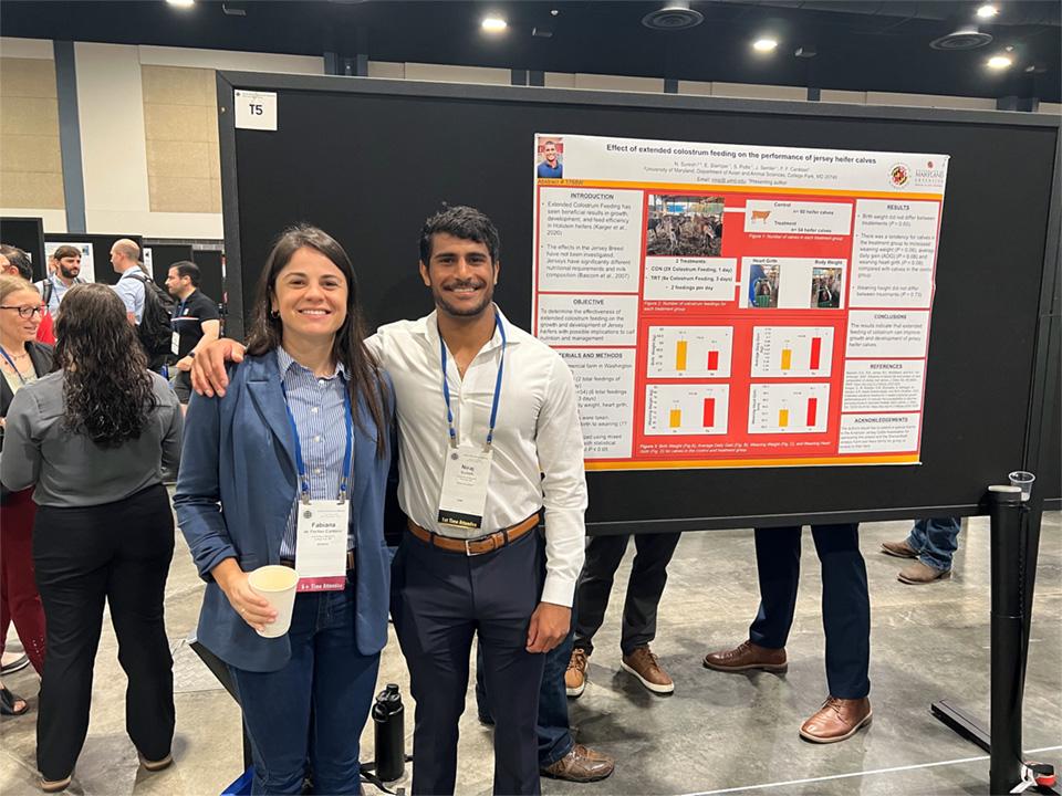 Fabiana Cardoso and Niraj Suresh standing beside their poster. Image Credit: Eduardo Rico