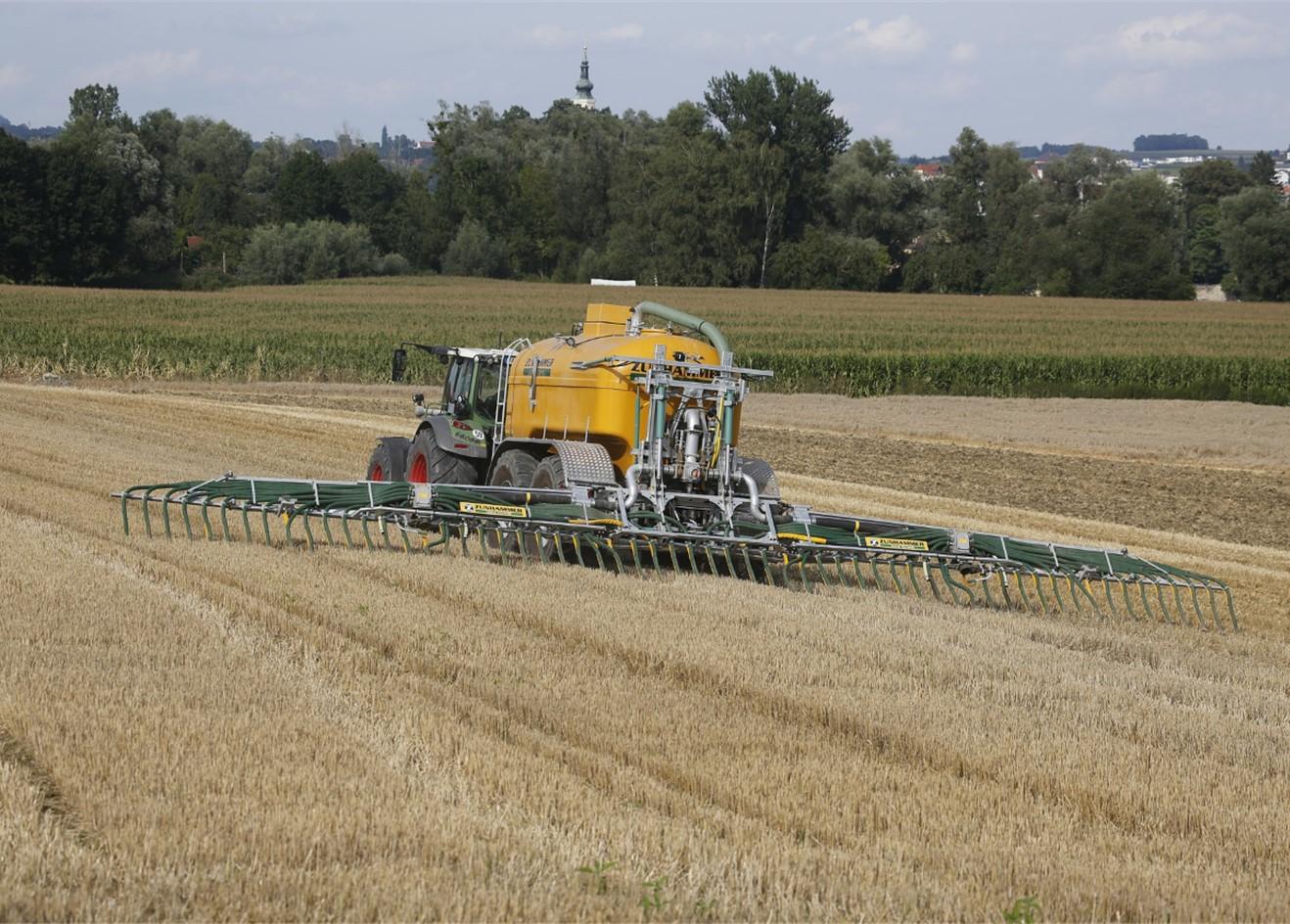 Spreading manure on a field